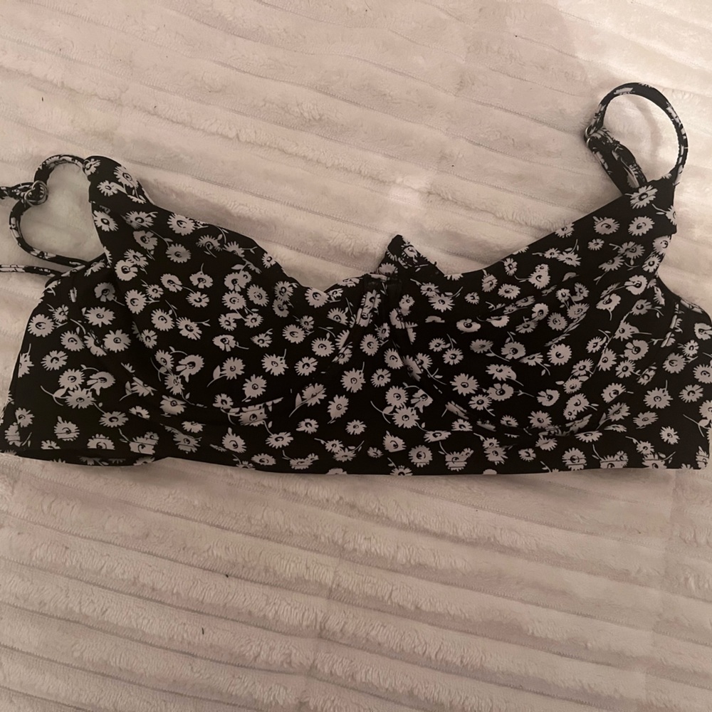 Black and white bathing suit top size medium w/ underwire